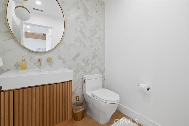 Building Photo - 807 N Paulina Ave