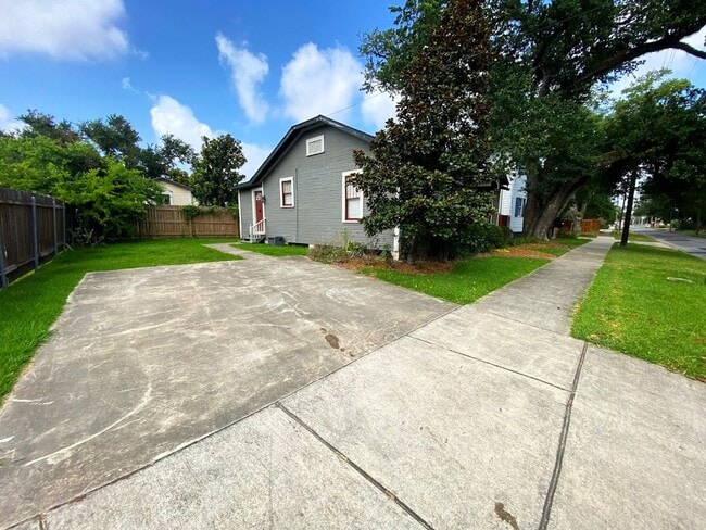 Building Photo - Adorable 2 bedroom house for rent in Downtown LC
