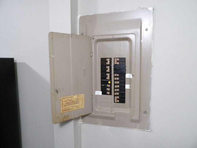 Building Photo - 400 Freedom Dr