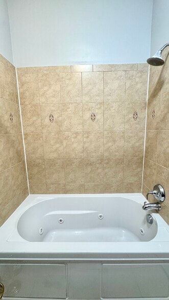 En-suite bathroom to 1st Bedroom - 52 New York Ave NW