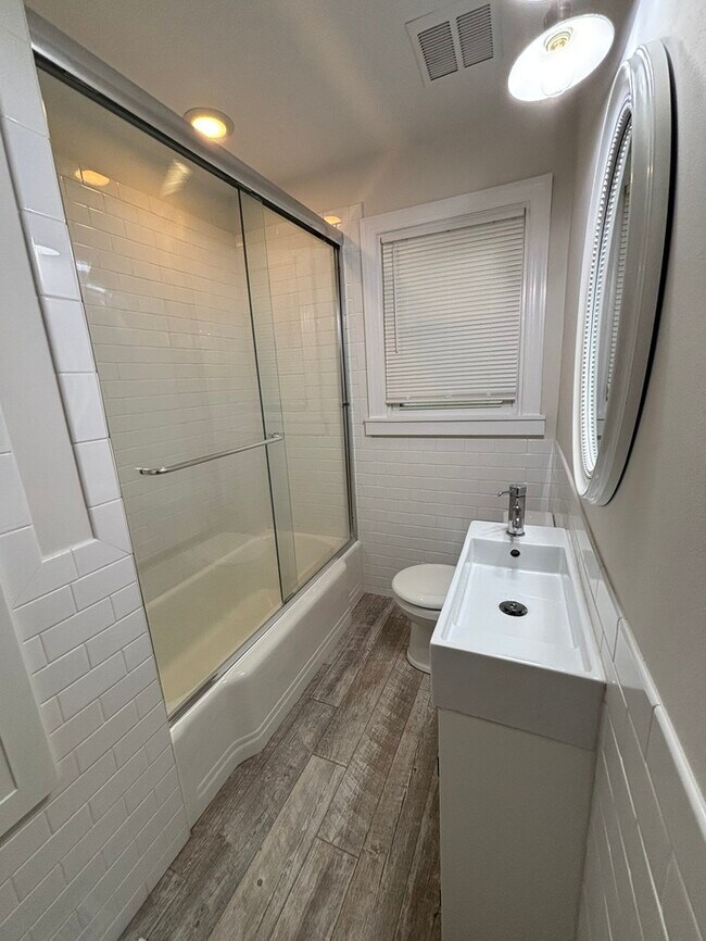 Building Photo - 2 Bedroom charming bungalow in desirable Oakhurst