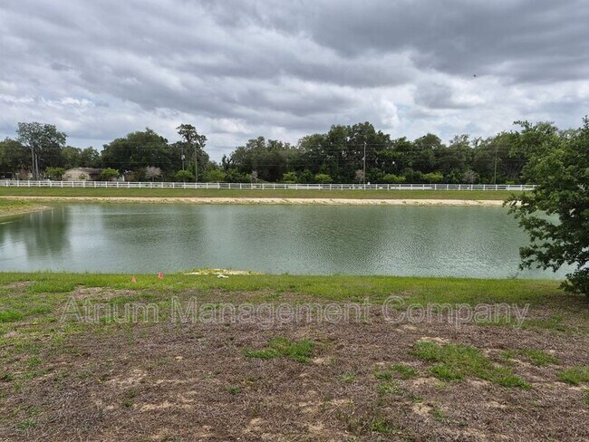 Building Photo - 327 Macarthur St