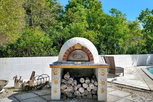 Building Photo - ALL THE CHARM! - Siesta Key 1+ acre on the Bay - 3 bed/ 2 bath pool home