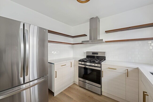 Building Photo - 1008 N Stanley Ave