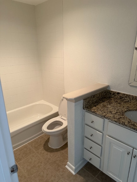 Building Photo - 271 Alexandra Dr