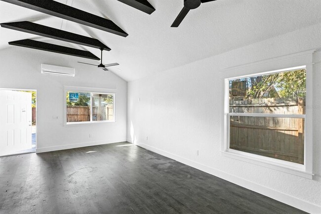 Building Photo - 2517 Oakdale St S