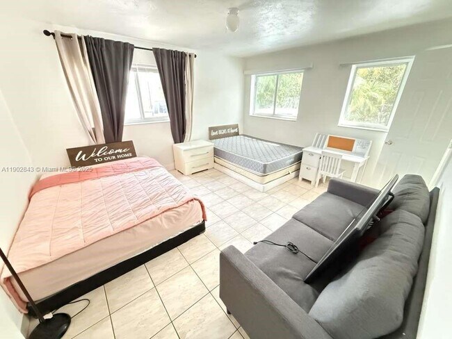 Building Photo - 106 SE 4th Ave