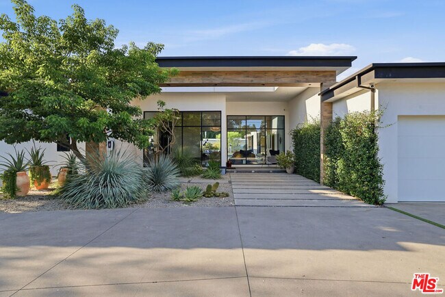 Building Photo - 22935 Oxnard St