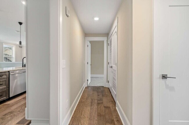 Building Photo - Luxury Townhome with Elevator and Rooftop Terrace