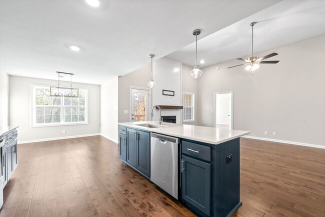 Building Photo - Pet Friendly Three Bedroom!