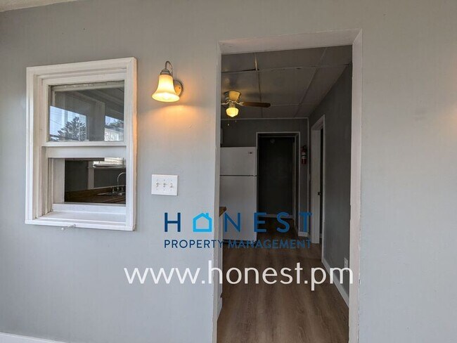 Building Photo - 36 Monroe St