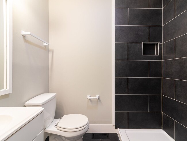 Building Photo - $400 Off first month rent.  Newly renovate...