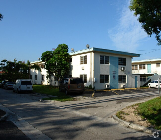 Primary Photo - 1989-1999 N Glades Dr