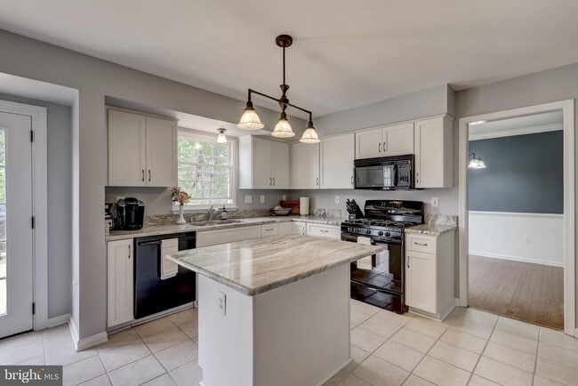 Building Photo - 583 Henderson Rd