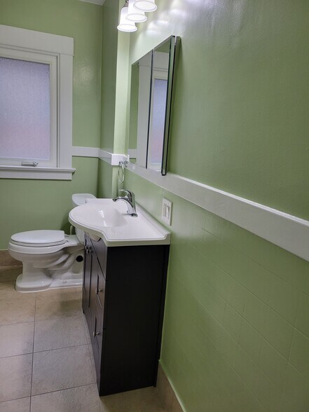 Building Photo - 915 Grand Ave