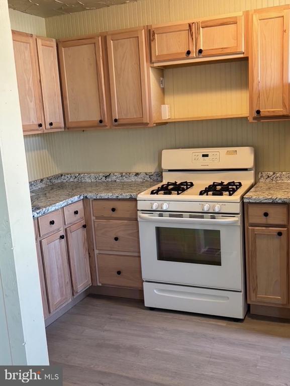 Building Photo - 914 Burnside Rd