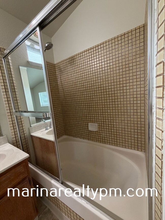 Building Photo - Glen Cove Beauty 3 bed 2.5  bath 2 Story home in established neighborhood