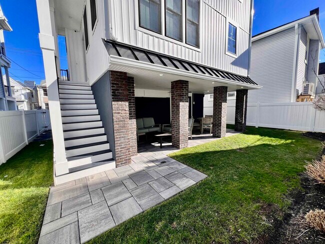 Building Photo - 16 A S Fredericksburg Ave