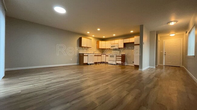 Building Photo - 1945 SW Canyon Dr