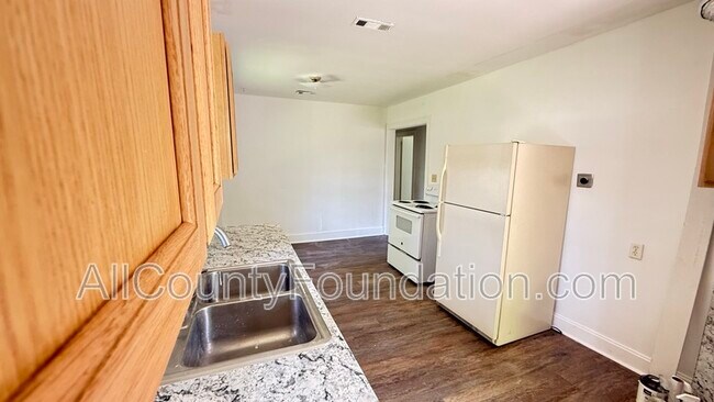 Building Photo - 5613 Parana St