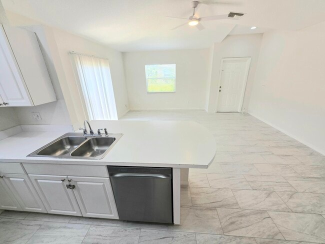 Building Photo - 569 E Ridge Cir N