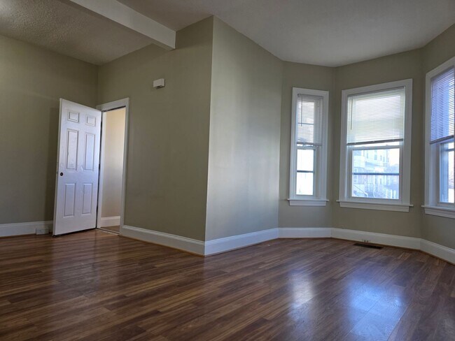 Building Photo - No Brokers Fee, In-Unit Laundry, Eat-in Kitchen, Large bedrooms, 3 Full Bathrooms