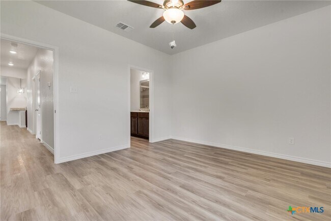 Building Photo - 1118 B Zora Dr