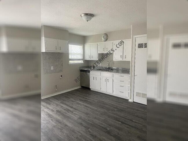 Building Photo - 1018 Harris Dr