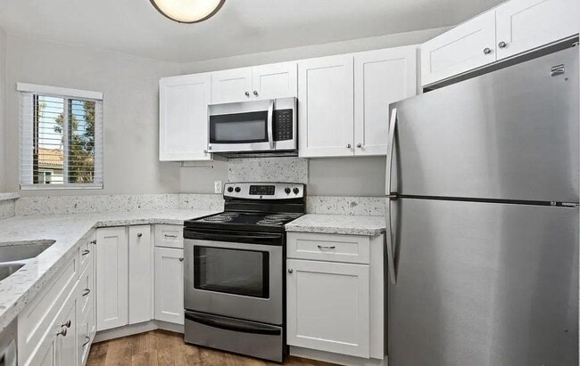 Building Photo - 7565 Charmant Dr