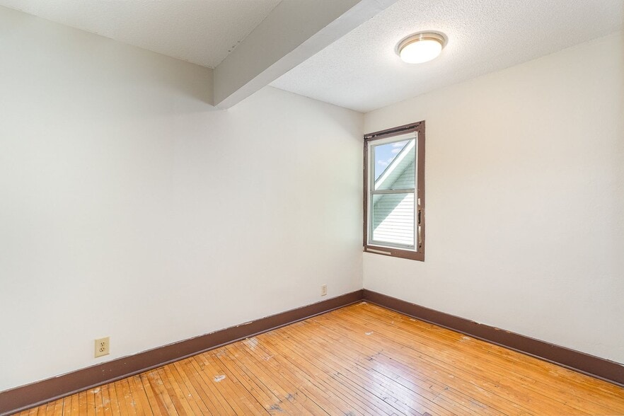 Building Photo - 447 Banfil St