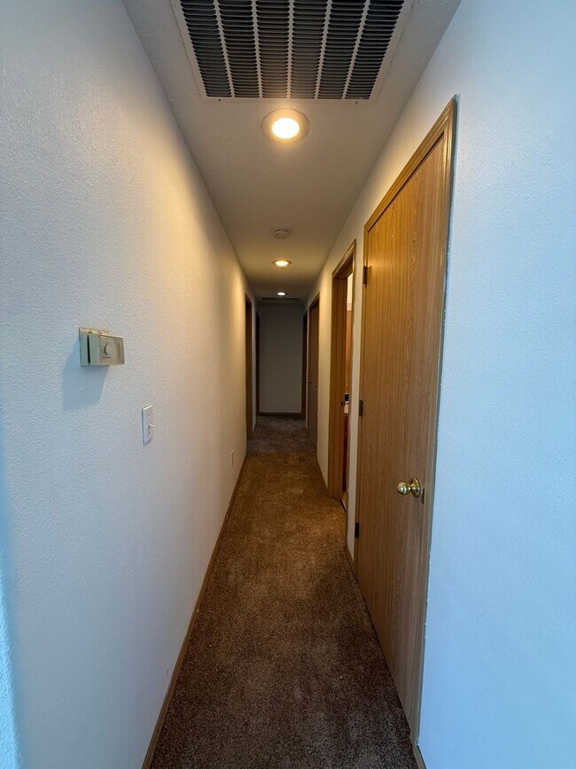 Building Photo - 3 Bed, 2 Bath with Garage, W/D, and Fenced...
