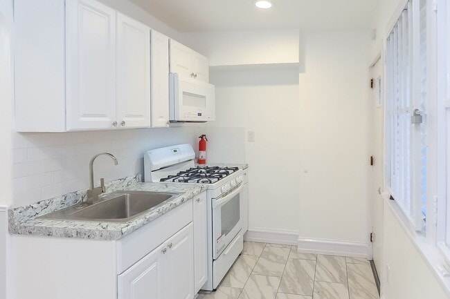 Building Photo - 2021 Dennie St
