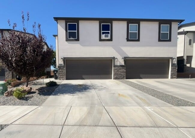 Primary Photo - Beautiful UPGRADED 3bedroom 2.5bathroom To...