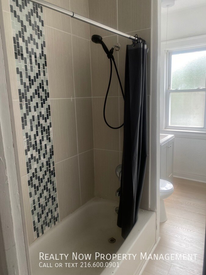 Building Photo - 11871 Lake Ave