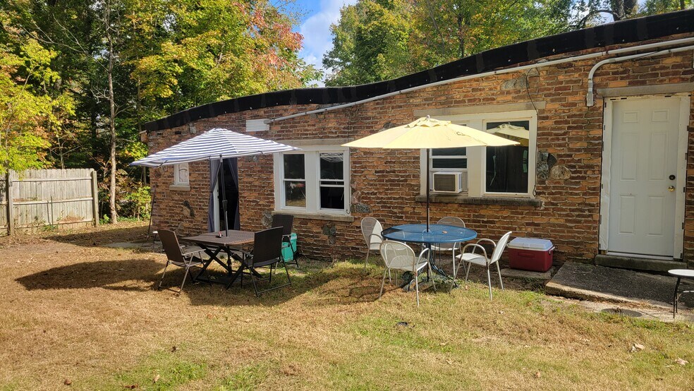 Building Photo - 5676 Clark St