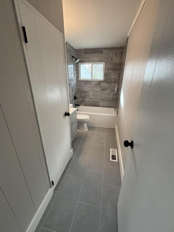 Building Photo - 3908 Yellowstone Ave