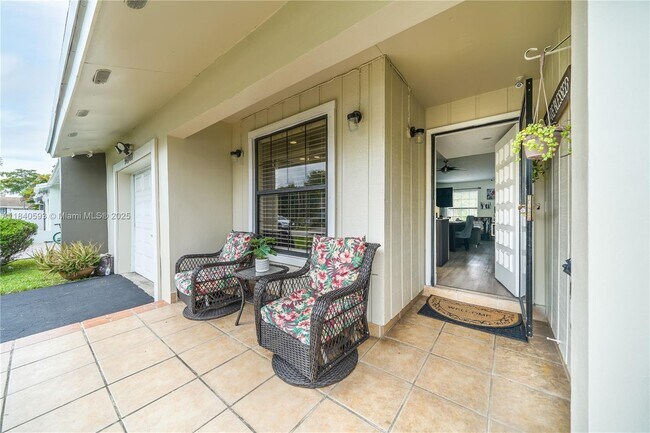 Building Photo - 5400 Lakewood Cir S