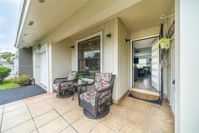 Building Photo - 5400 S Lakewood Cir S