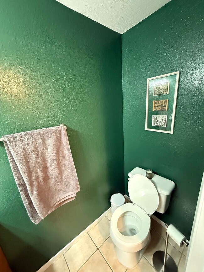 Building Photo - Spacious Two-Story 3 Bedroom, 1.5 Bath Tow...