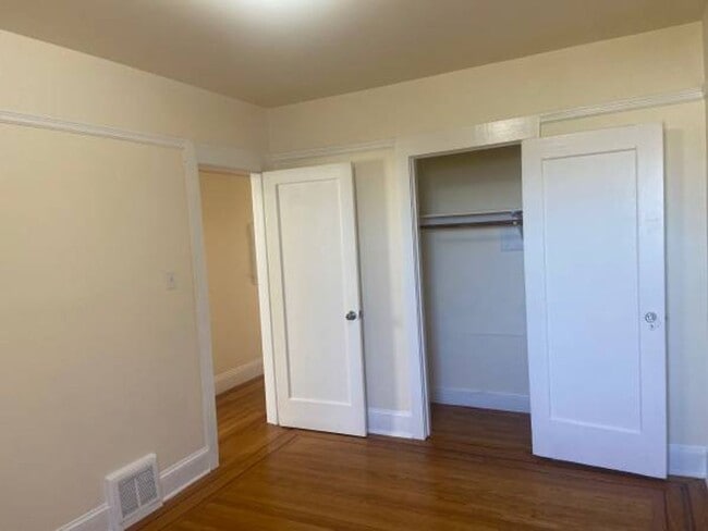 Building Photo - Lovely Exclesior Home with 2 Car Garage Pa...