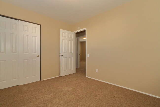 Building Photo - 2750 Mockingbird Lane