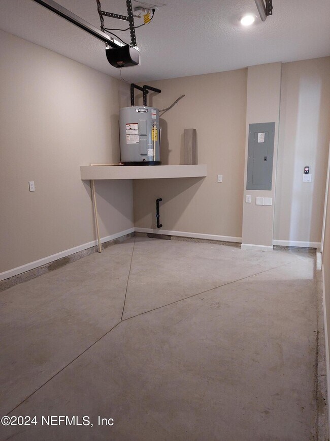 Building Photo - 12866 Josslyn Ln