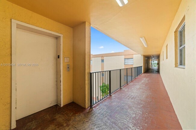 Building Photo - 525 W 69th St