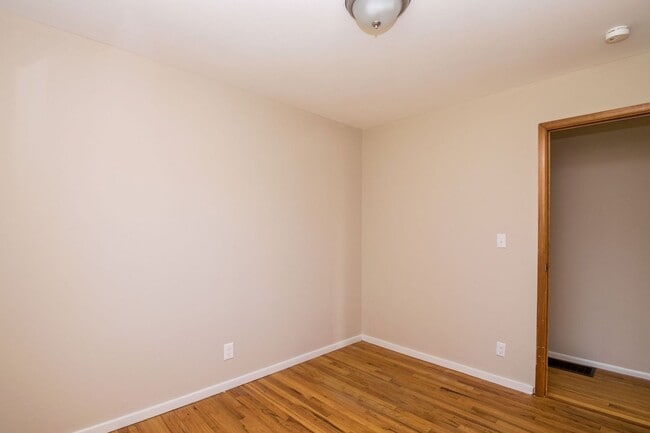 Building Photo - 2420 N Circle Dr