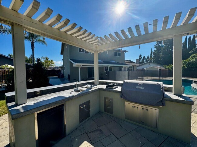 Building Photo - 1318 Deb Ct