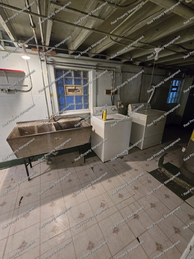 Building Photo - Freshly Painted 3 Bedroom