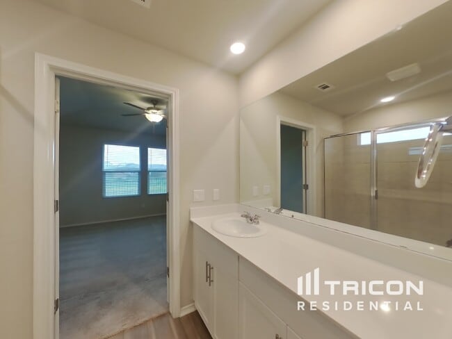 Building Photo - 5120 Saddle Clb Dr