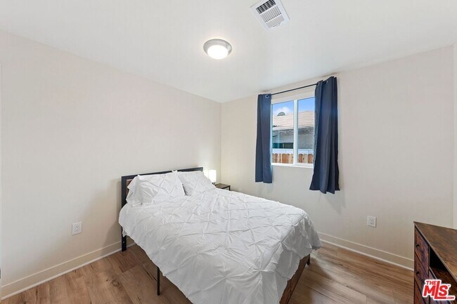 Building Photo - 5912 S Flower St