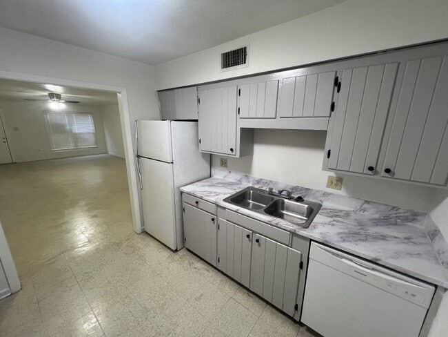 Building Photo - 2 bedroom, 2 bath apartments in Sherwood F...