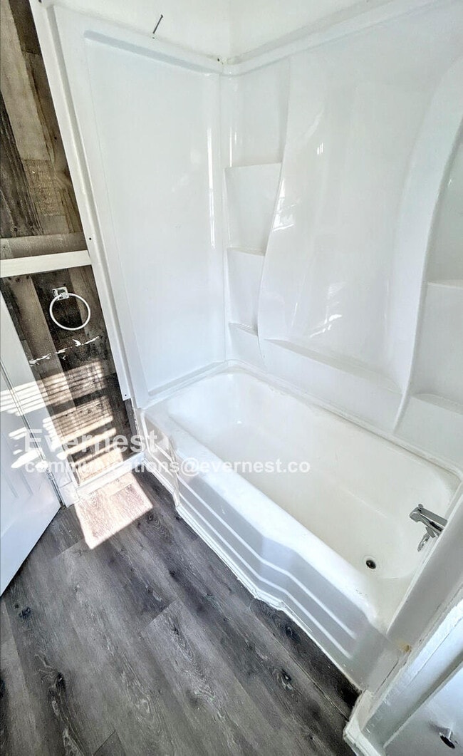Building Photo - 3 Bed, 1 Bath Home with Great Space / Avai...